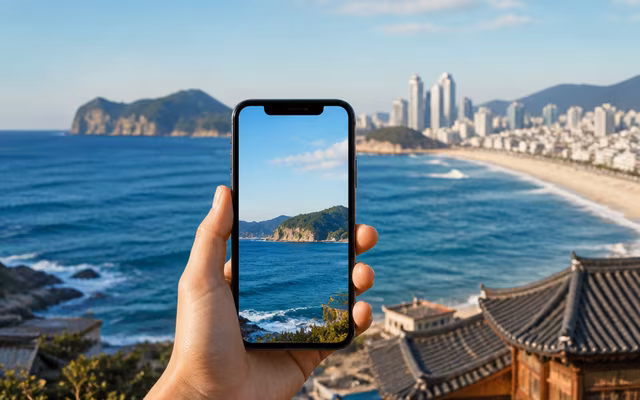 부산과 제주 해안 풍경을 배경으로 스마트폰을 들어 바다를 담는 여행 마케팅 이미지