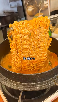 라면사리 끓는 컷